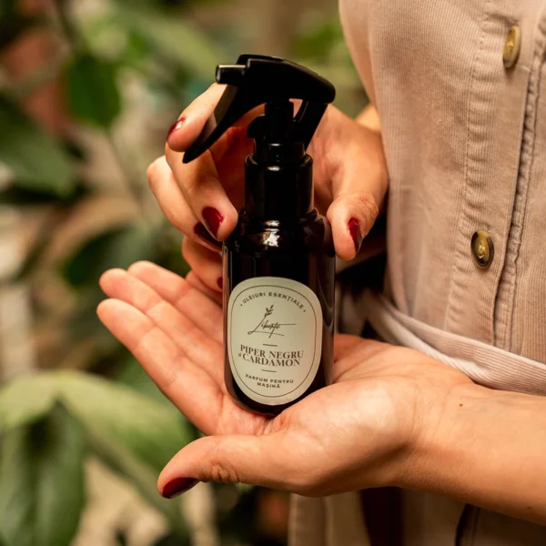 Parfum auto cu pulverizator – Piper Negru și Cardamom (100 ml)